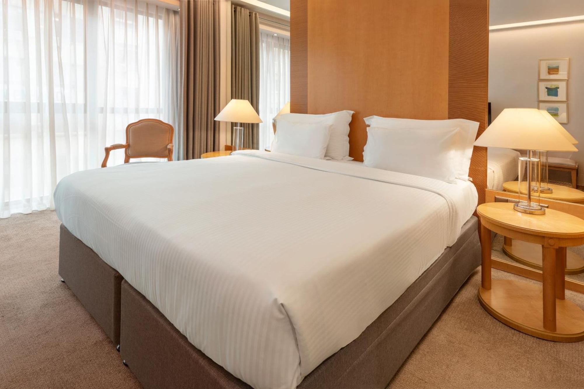 Interconnecting Melia Room